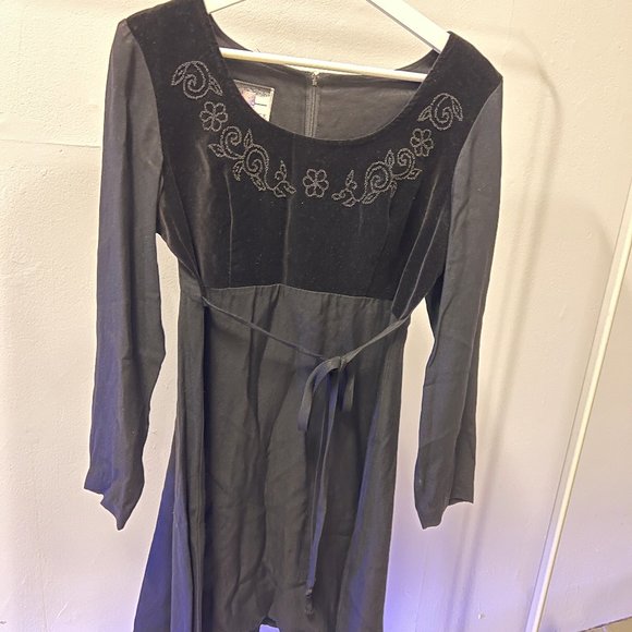 Vintage Long Sleeve Black Dress with Velvet and Embroidery - Picture 5 of 6